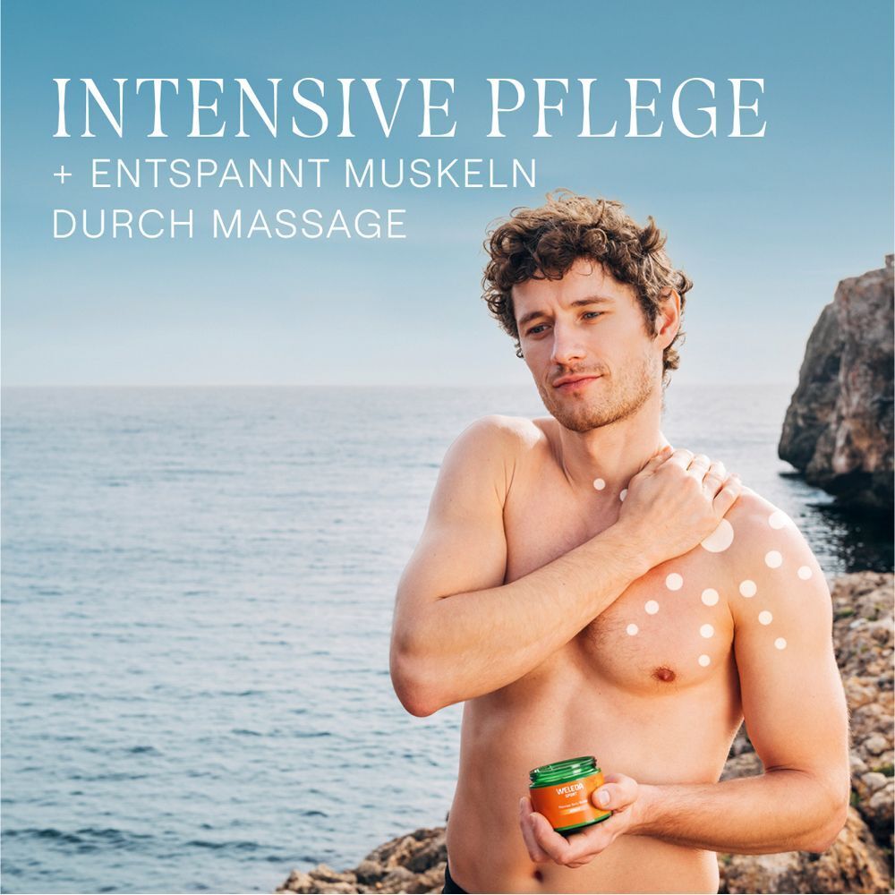 Mann am Meer. Auf der Schulter Punkte. Text: Intensive Pflege + entspannt Muskeln durch Massage.