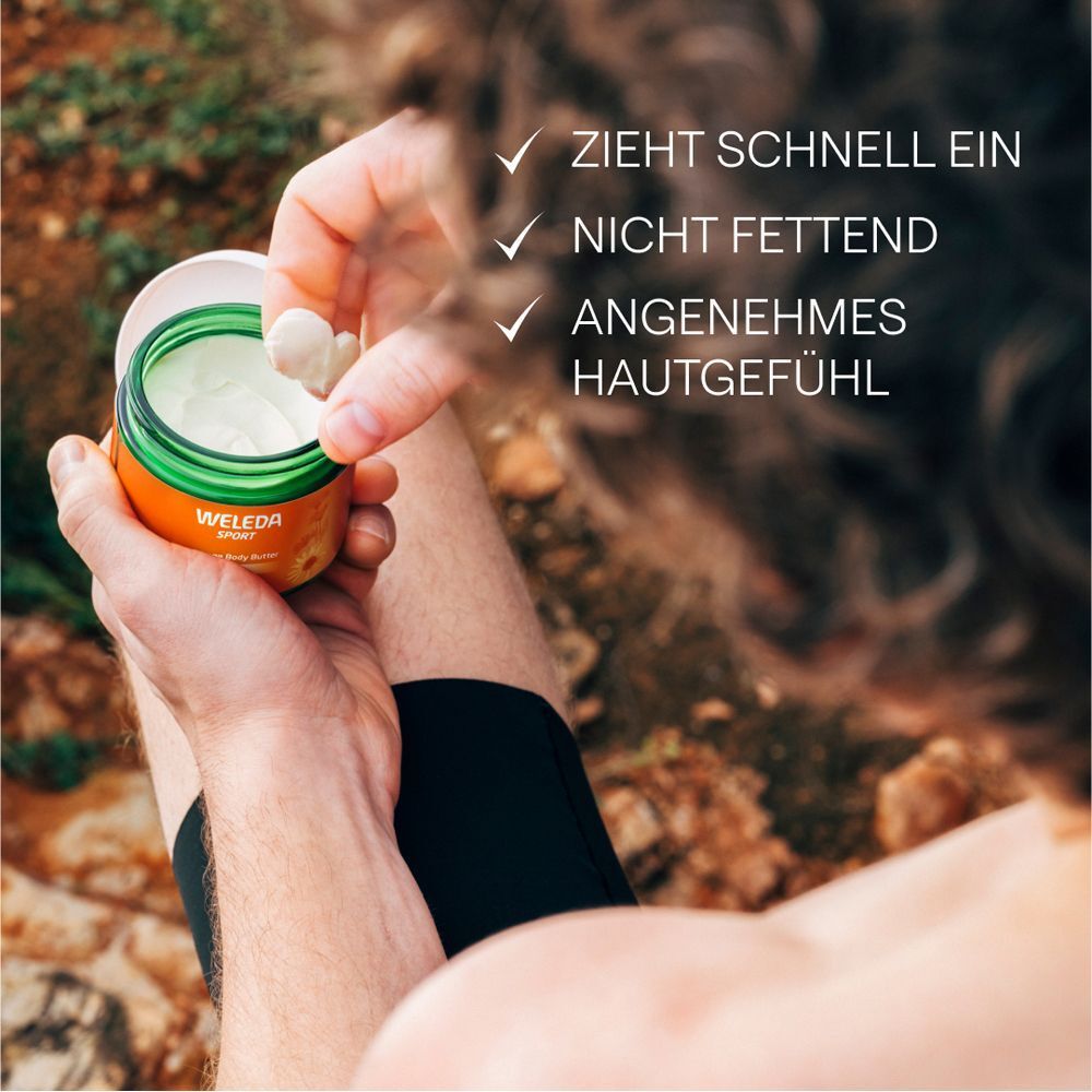 Person nimmt Creme aus einem Tiegel. Text: Zieht schnell ein, nicht fettend, angenehmes Hautgefühl.