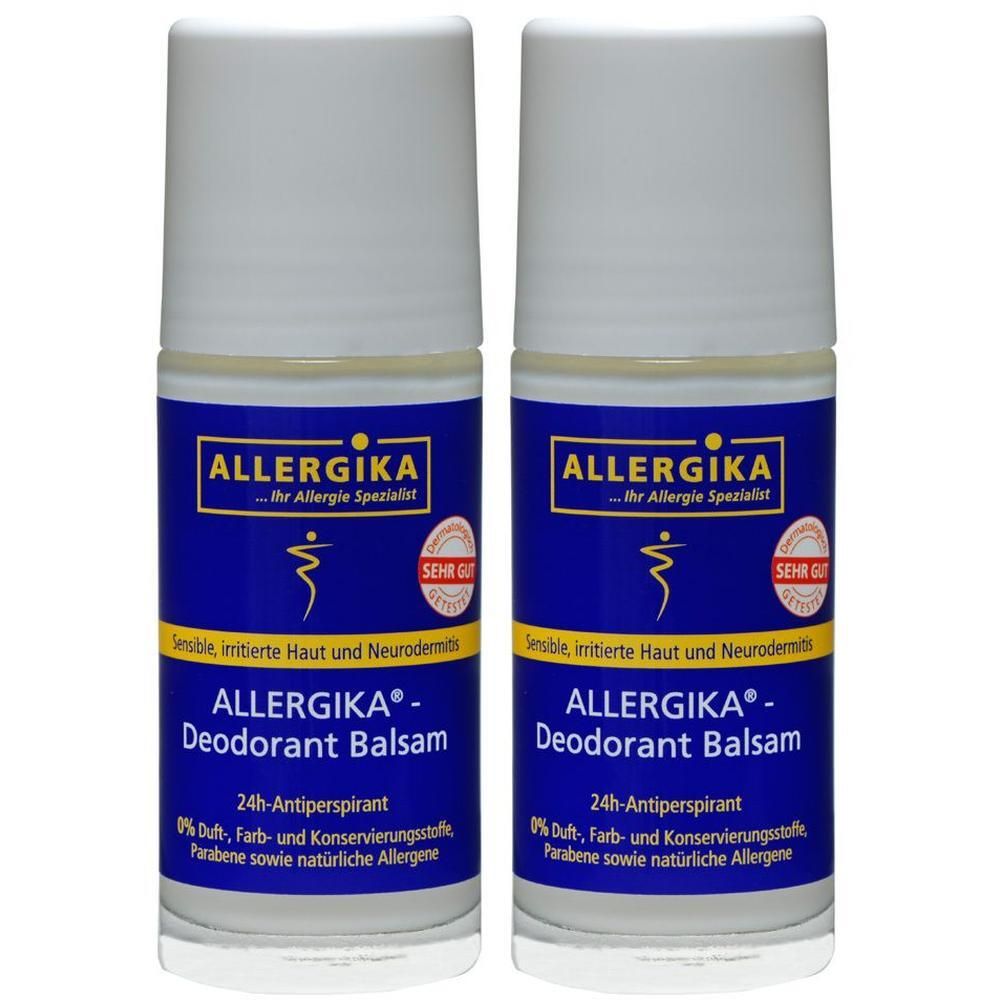 Zwei Deodorant-Balsam-Flaschen. Blaue Etiketten mit weißer Schrift. Aufschrift: ALLERGIKA, Deodorant Balsam, 24h-Antiperspirant.