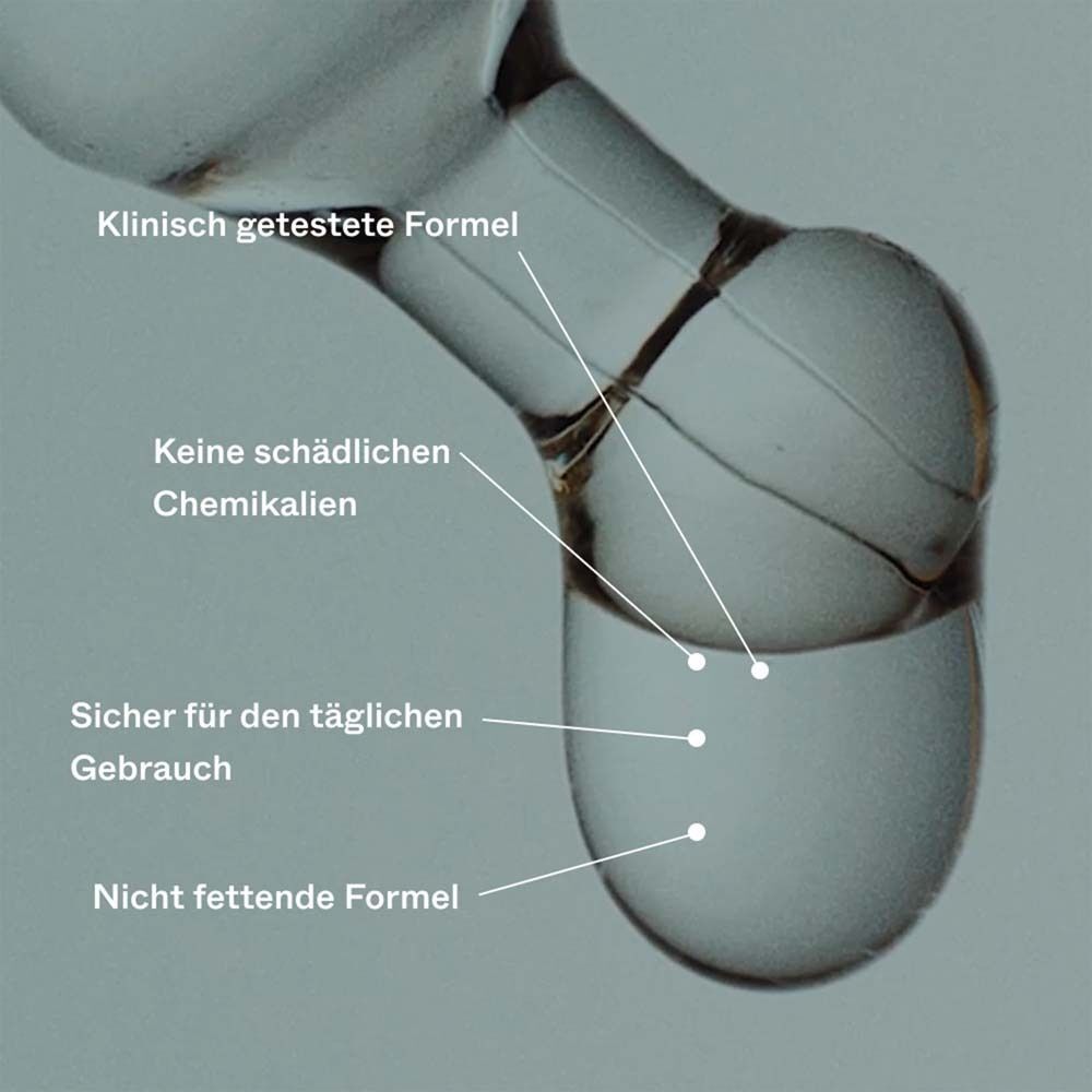 Nahaufnahme einer Pipette mit Flüssigkeit. Text: Klinisch getestete Formel, Keine schädlichen Chemikalien, Sicher für den täglichen Gebrauch, Nicht fettende Formel.