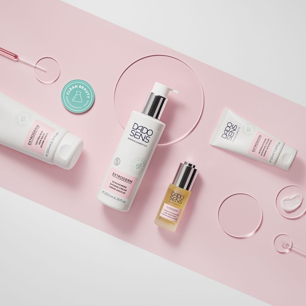 DADO SENS EXTRODERM Produkte, darunter eine Tube, ein Tiegel und eine Flasche.