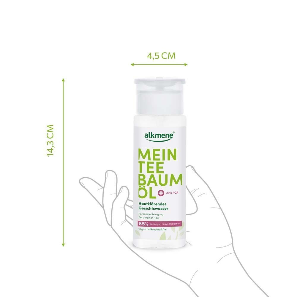 Flasche Gesichtswasser in Hand. Aufschrift: Mein Teebaumöl + Zink PCA. Maße: 14,3 cm hoch, 4,5 cm breit.