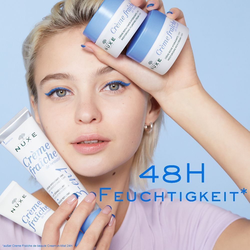 Frau hält Produkte von NUXE. Zwei Tiegel Crème fraîche de Beauté, eine Tube und Text 48H Feuchtigkeit. Blaue Eyeliner.