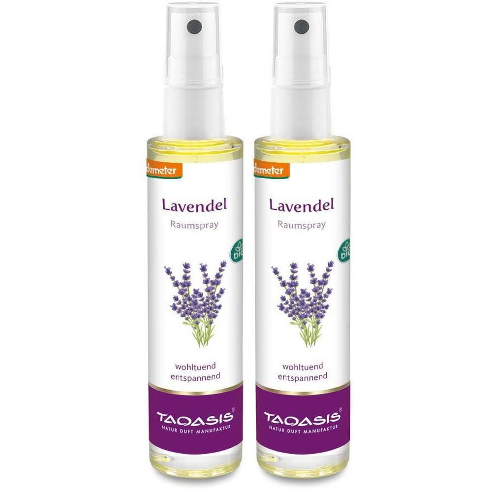 Zwei Sprühflaschen mit Lavendel-Raumspray. Weiße Sprühköpfe, transparente Flaschen mit lila Etikett und Lavendel-Illustration.