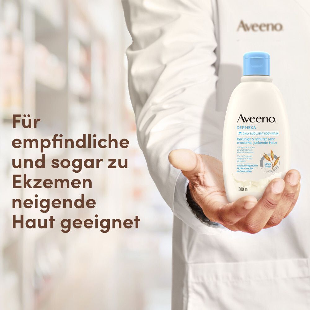 Eine Person hält eine Flasche Aveeno Dermexa Duschcreme. Text: Für empfindliche und zu Ekzemen neigende Haut geeignet.