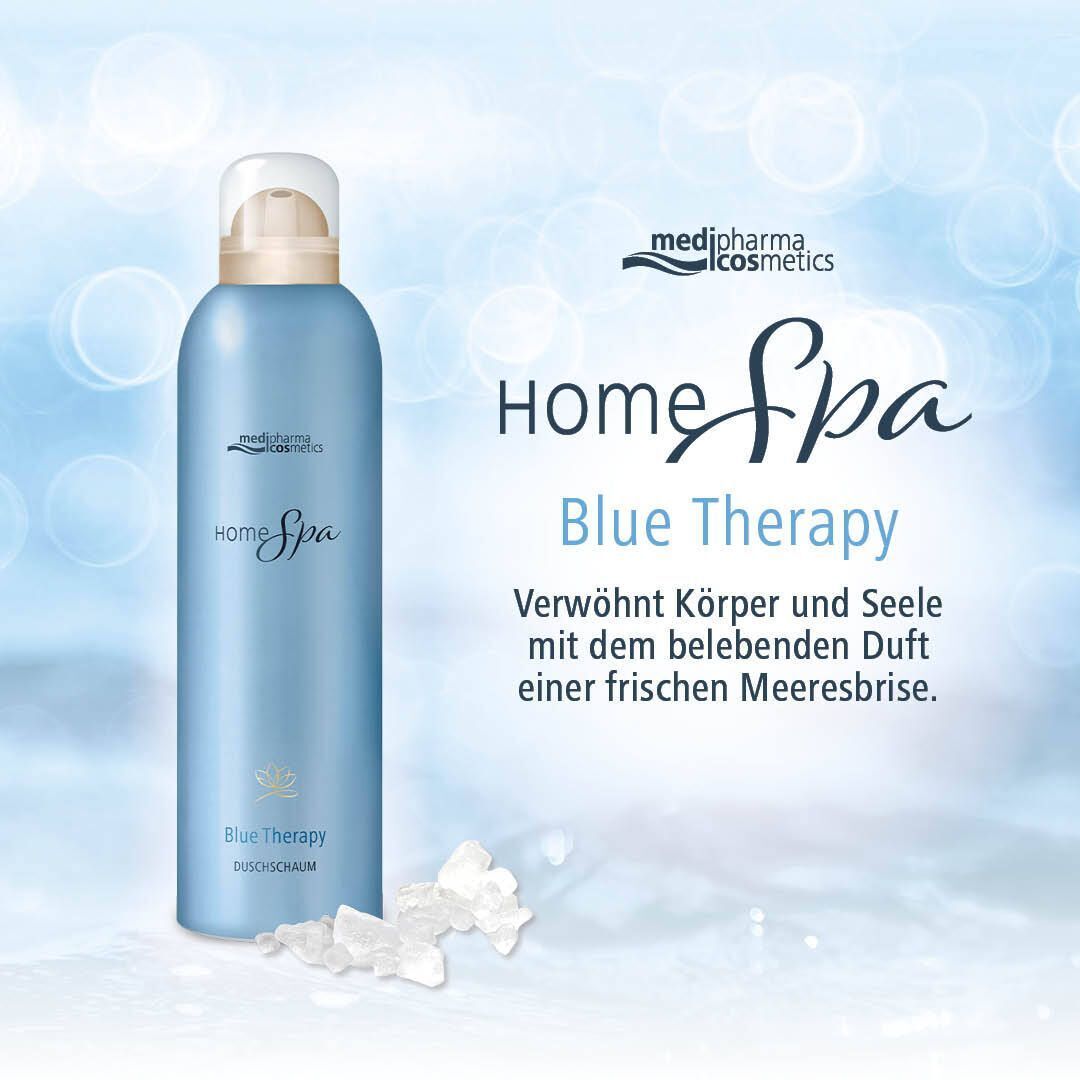 Blaue Flasche mit weißem Sprühkopf. Aufschrift: Home Spa, Blue Therapy Duschschaum. Marke: medipharma cosmetics. Hintergrund: blau.
