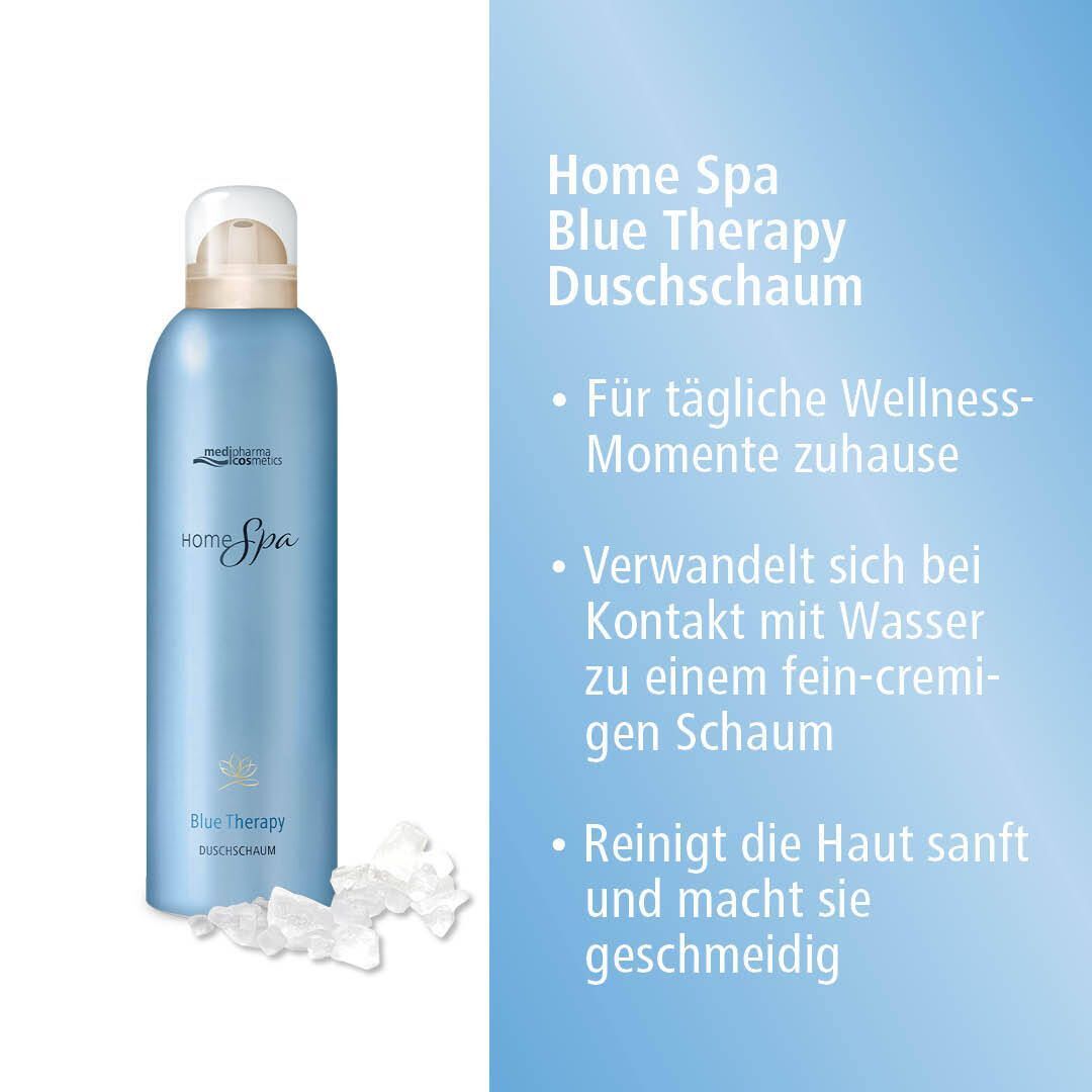 Blaue Flasche mit weißem Sprühkopf. Aufschrift: Home Spa, Blue Therapy Duschschaum. Text: Für tägliche Wellness-Momente. Hintergrund blau.