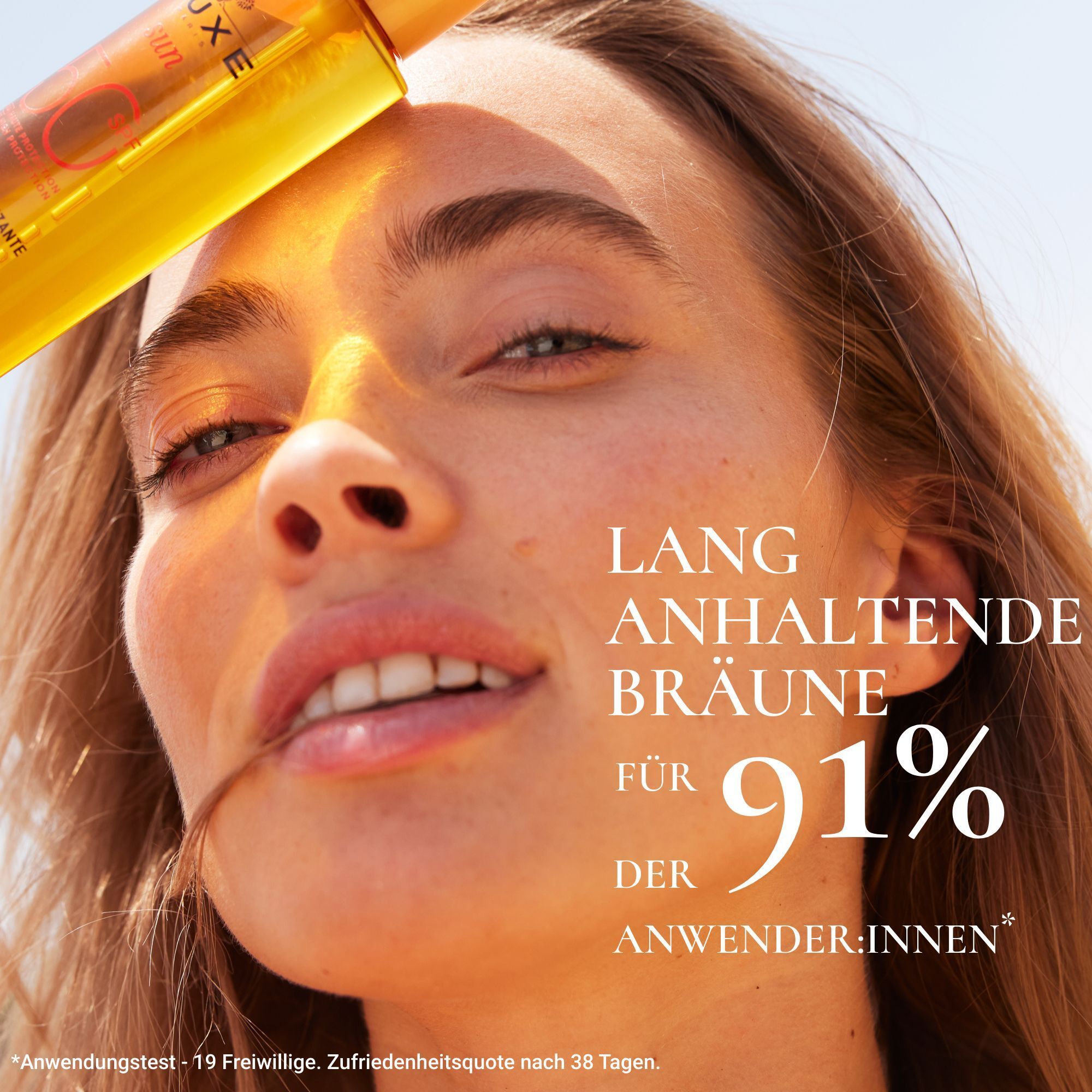 Nahaufnahme einer Frau mit sonnenverwöhnter Haut. Text: 'LANG ANHALTENDE BRÄUNE FÜR 91% DER ANWENDER:INNEN'.