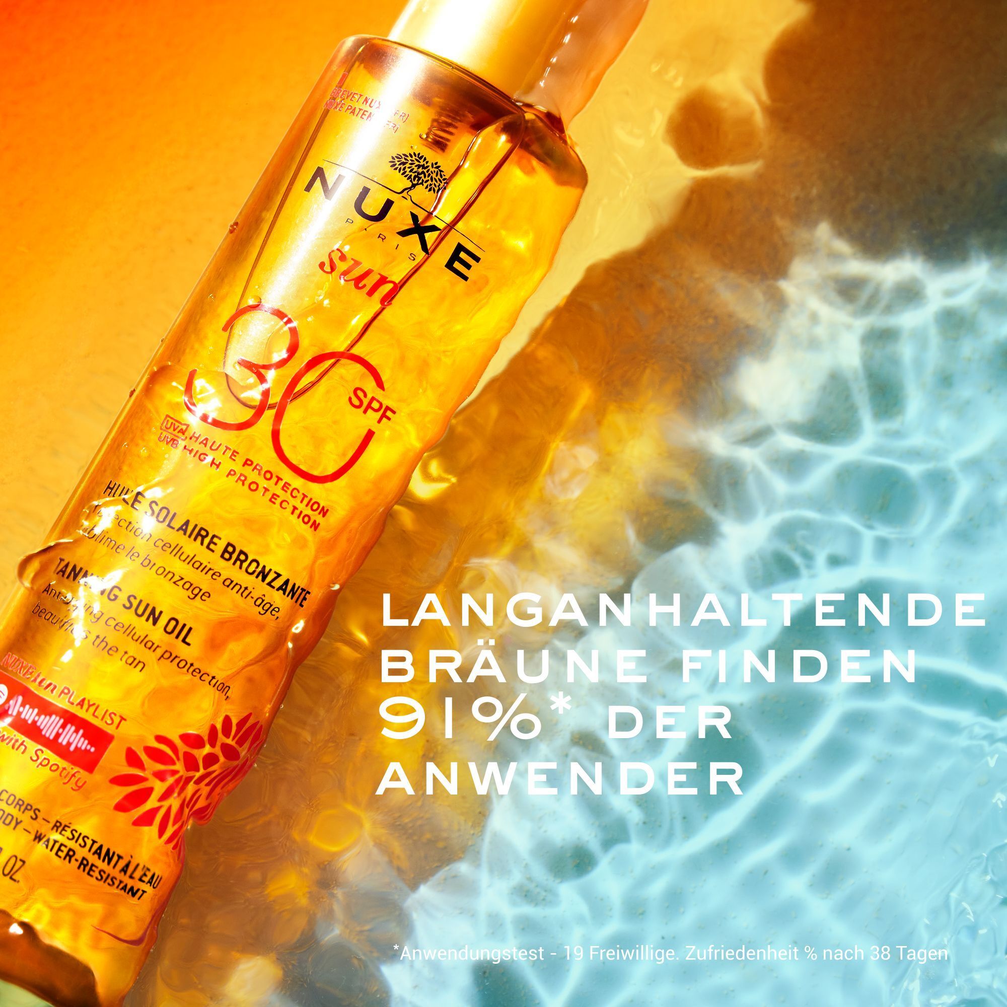 Sonnenölflasche mit SPF 30 vor einem Hintergrund aus Wasser. Text: 'LANGANHALTENDE BRÄUNE FINDEN 91% DER ANWENDER'.