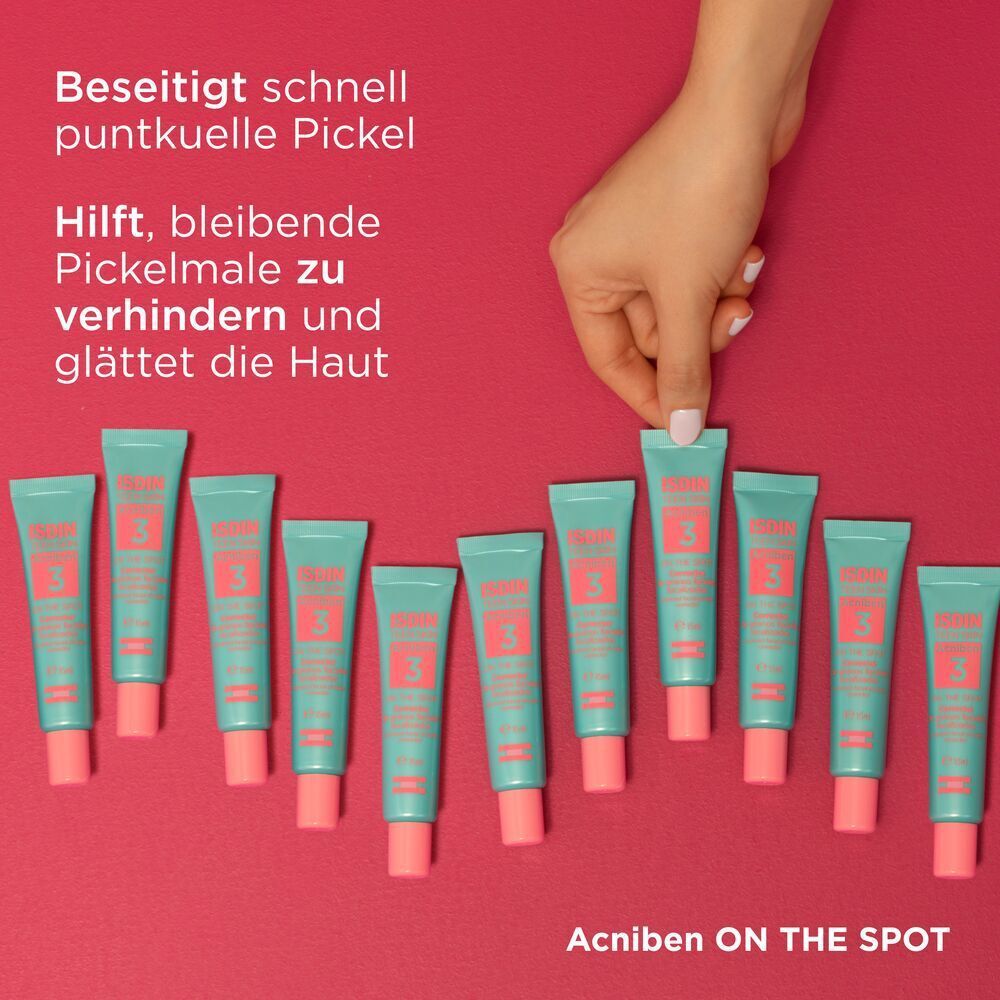 Hand greift nach einer Reihe von Tuben ISDIN Acniben 3. Pinke Verschlüsse. Text: Acniben ON THE SPOT.