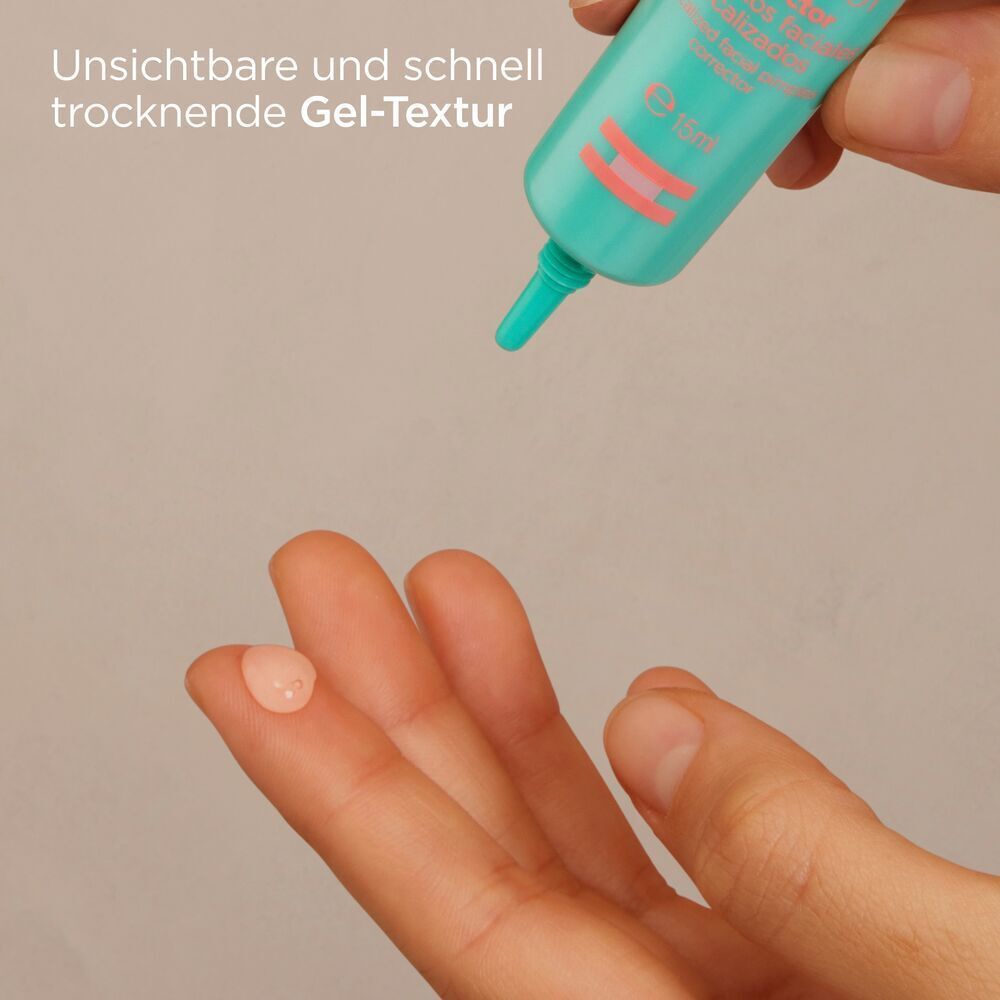 Hand hält eine Tube ISDIN Acniben 3. Gel wird auf die Hand gedrückt. Grüner Verschluss.