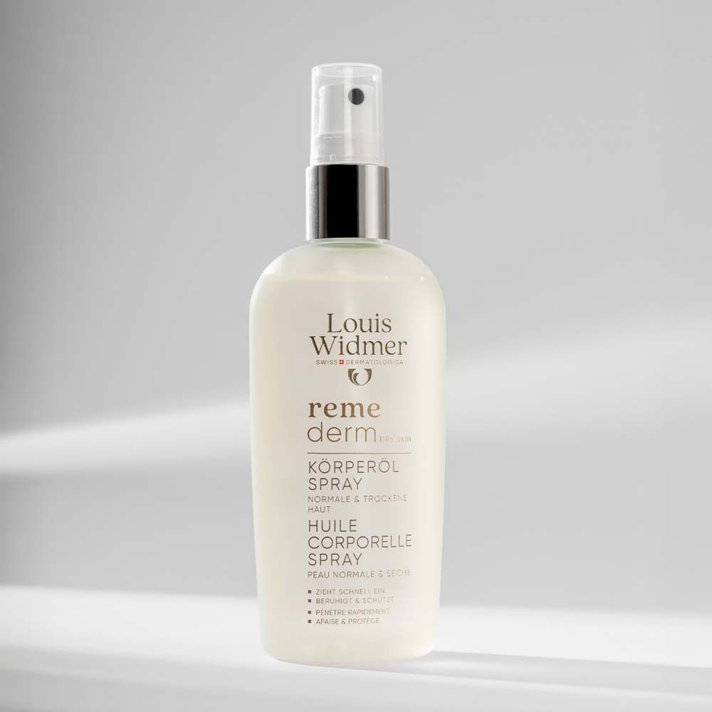 Eine Flasche Louis Widmer Remederm Körperöl Spray. Weiße Flasche mit Sprühkopf. Produktbezeichnung und Logo sichtbar.