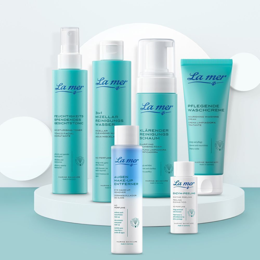 Sieben Produkte auf einer weißen Plattform. Aufschrift: La mer. Produkte: Feuchtigkeitsspendendes, Mizellenreinigungs-Wasser, Augen Make-up Entferner.