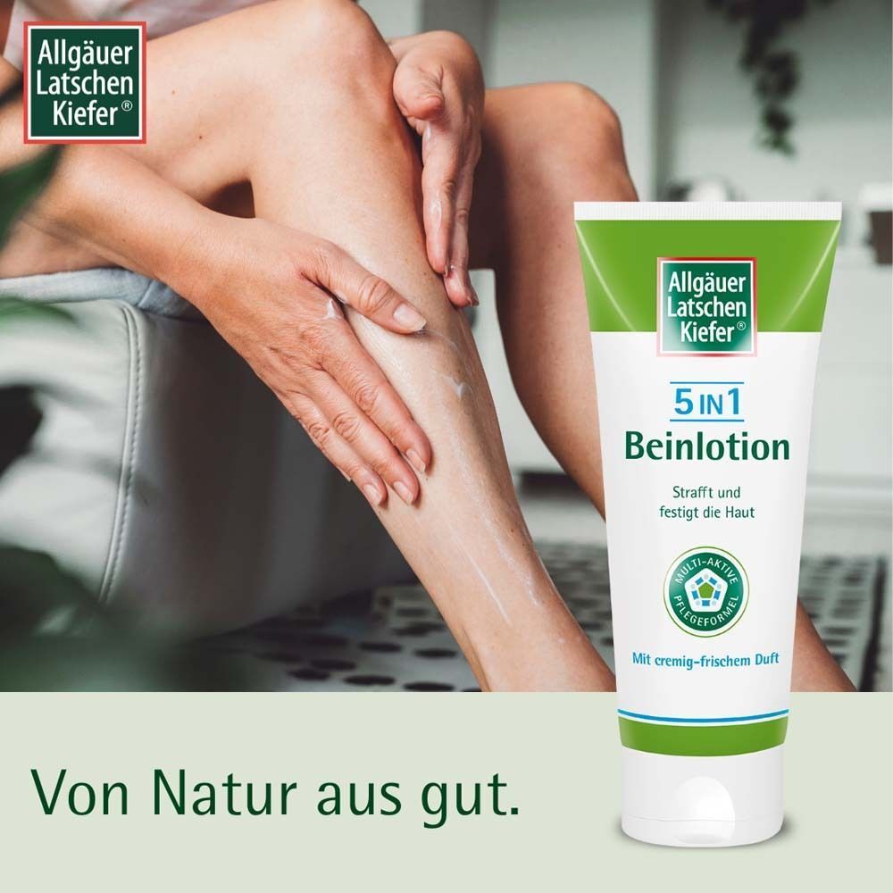 Beinlotion-Tube neben einer Frau, die ihre Beine eincremt. Aufschrift: Allgäuer Latschenkiefer, 5 in 1 Beinlotion. Text: Von Natur aus gut.