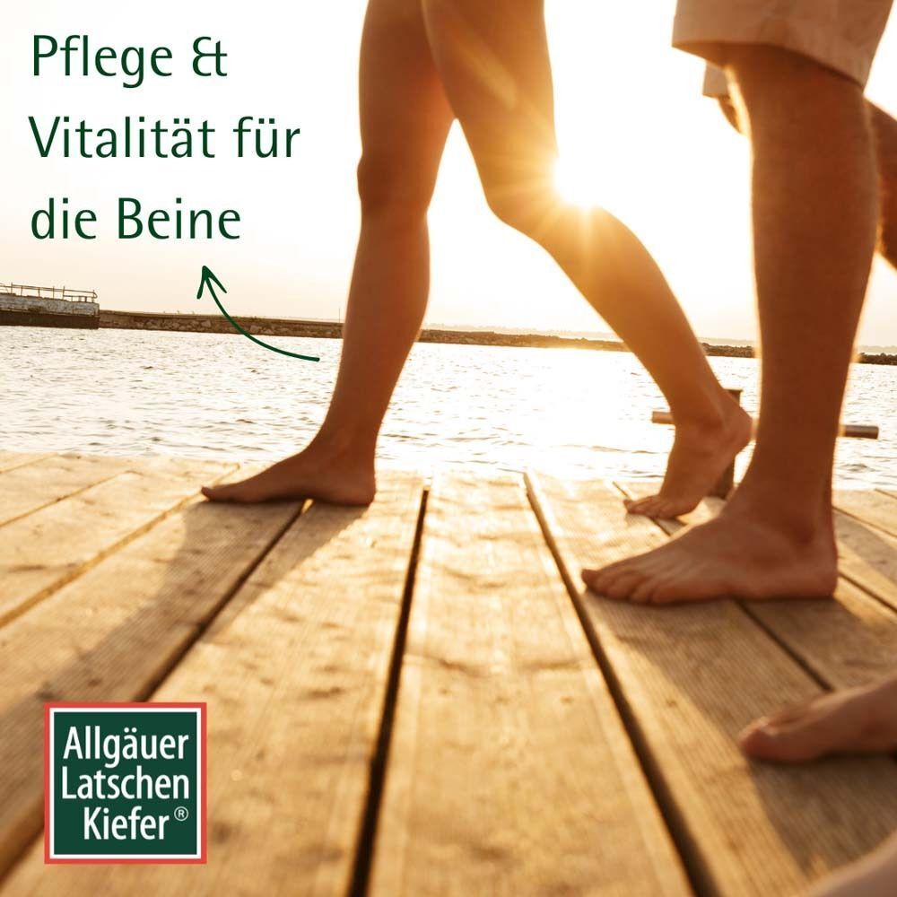 Beine von Personen, die auf einem Steg am Wasser gehen. Aufschrift: Allgäuer Latschenkiefer. Text: Pflege & Vitalität für die Beine.