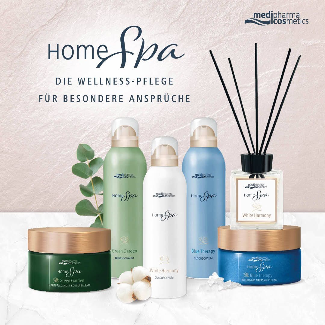 Verschiedene Wellness-Produkte, darunter ein Raumduft, in verschiedenen Farben und Formen. Logo: Home Spa. Aufschrift: White Harmony.
