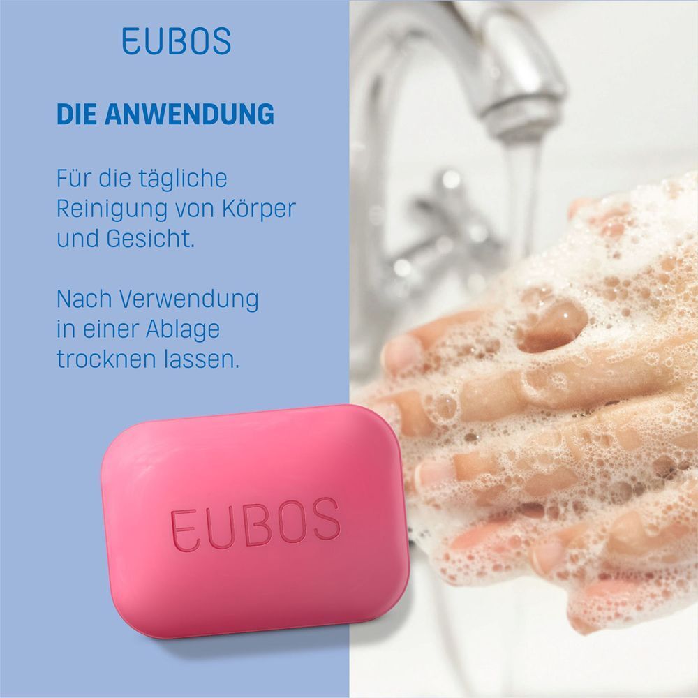 Hände unter fließendem Wasser. Rosa Seifenstück mit "EUBOS" Aufdruck. Text: "DIE ANWENDUNG".
