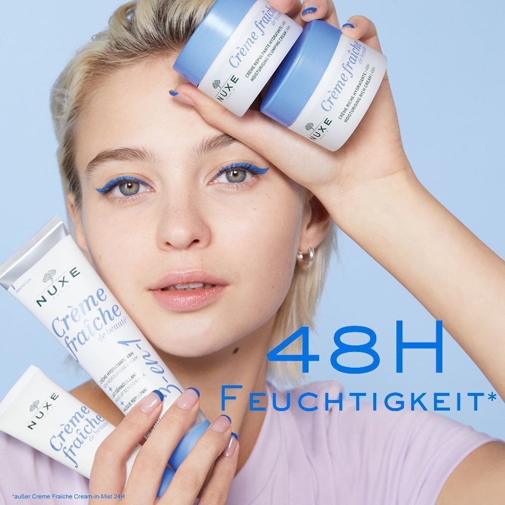 Frau hält Produkte: Crème Fraîche de Beauté Tube und Tiegel. Weiß, blau. 48H Feuchtigkeit.