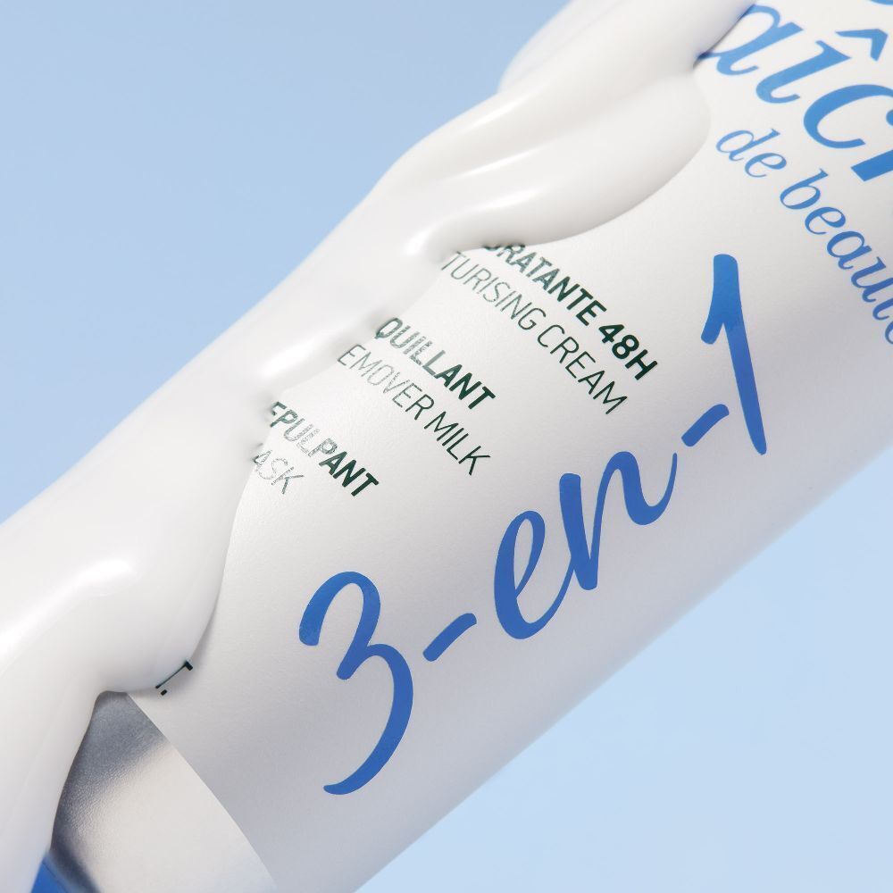 Nahaufnahme einer Tube Crème Fraîche de Beauté. Weiß, mit blauem Schriftzug. 3-en-1 Feuchtigkeitspflege.