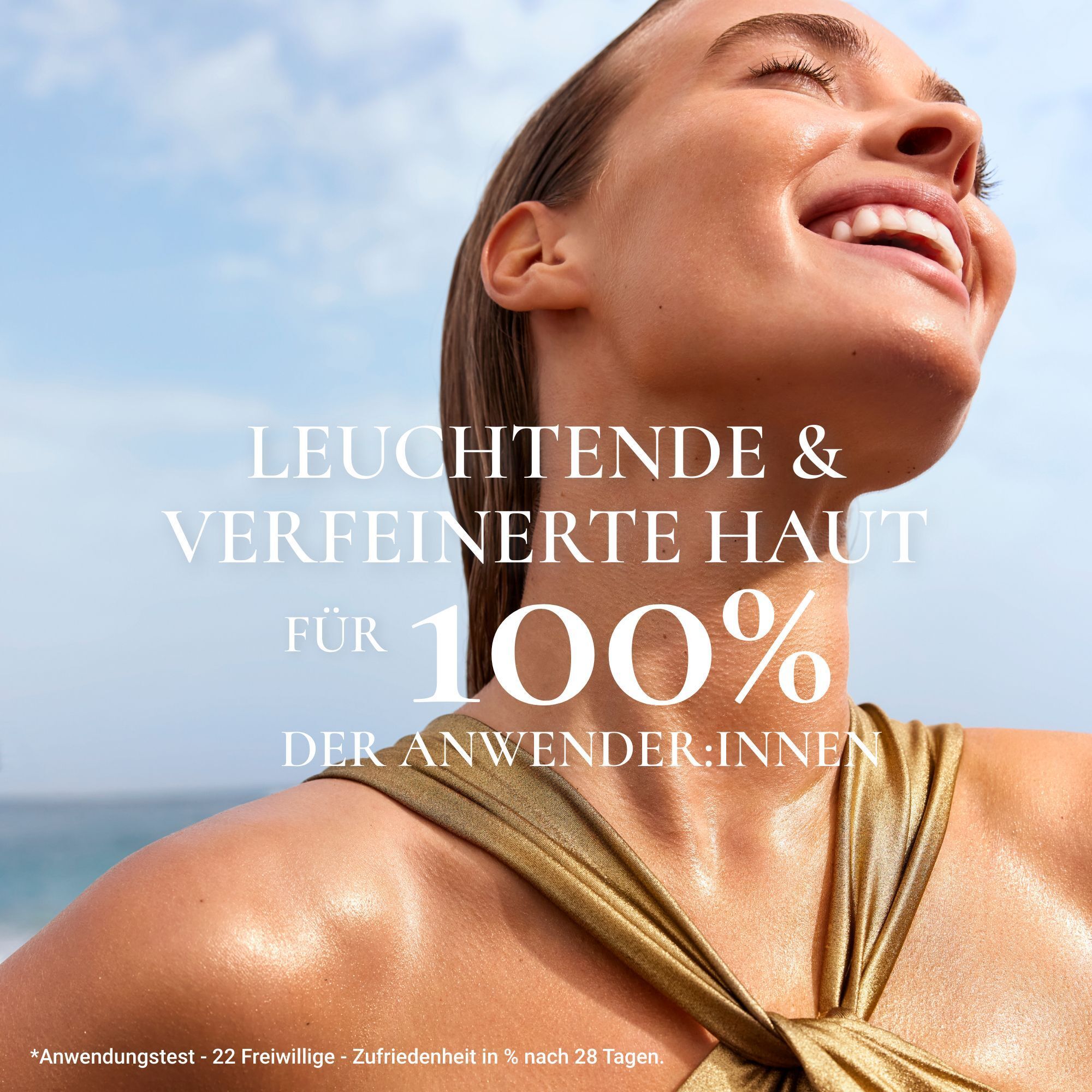 Eine Frau mit goldener Haut, die in die Sonne lächelt. Text: Leuchtende & verfeinerte Haut für 100% der Anwender:innen.