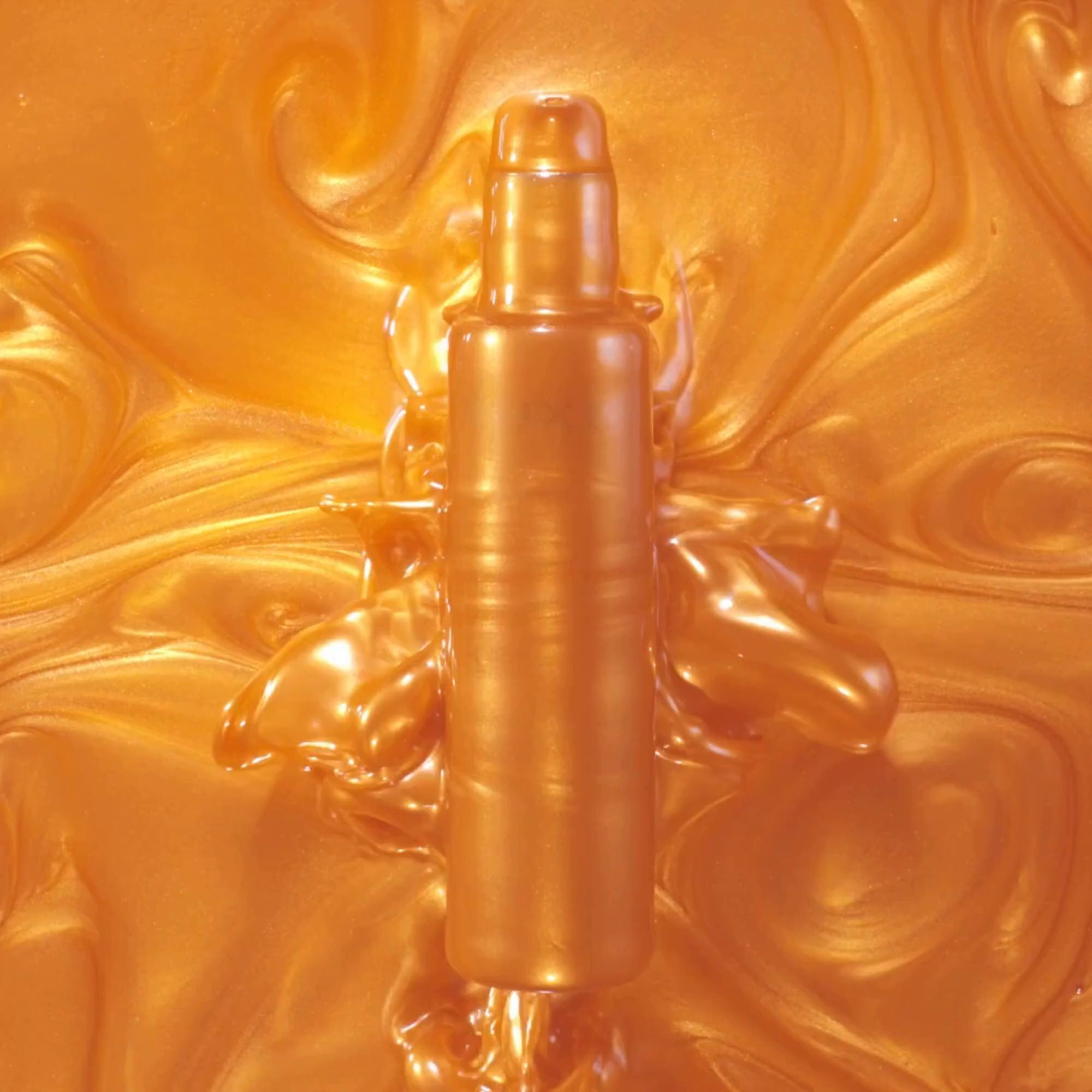 Sonnenölflasche in goldfarbener Flüssigkeit. Produkt in goldfarbener Flüssigkeit.