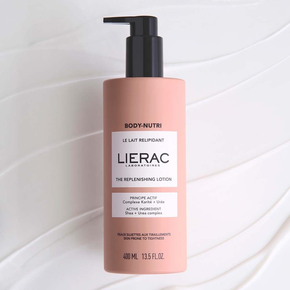 Rosa Flasche mit schwarzem Pumpverschluss. Aufschrift: BODY-NUTRI, LIERAC, THE REPLENISHING LOTION. Enthält Shea Butter und Urea. 400 ml.