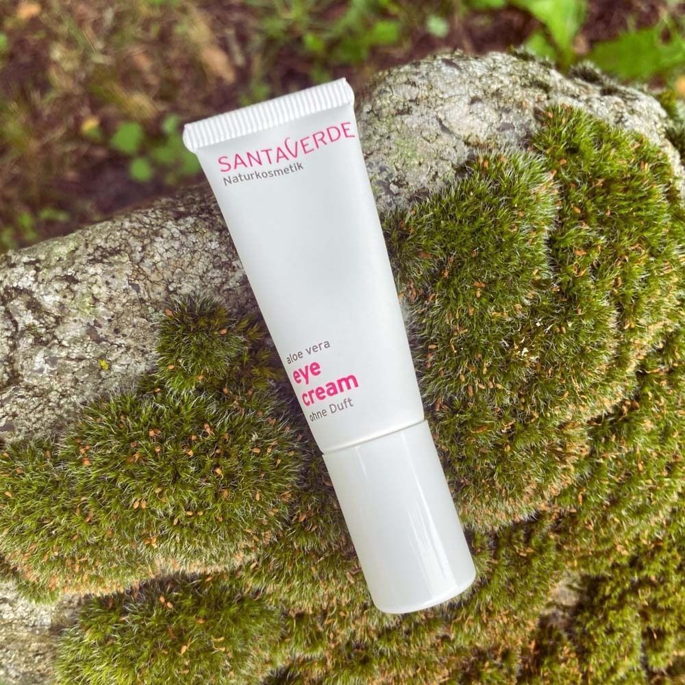 Tube Augencreme auf Moos. Marke: SANTAVERDE. Text: Aloe vera eye cream ohne Duft.