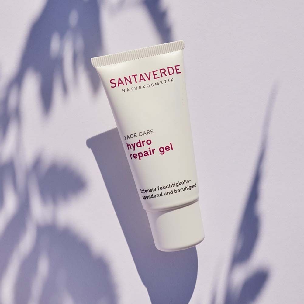 Weiße Tube mit SANTAVERDE-Logo und Aufschrift "hydro repair gel", Schatten.
