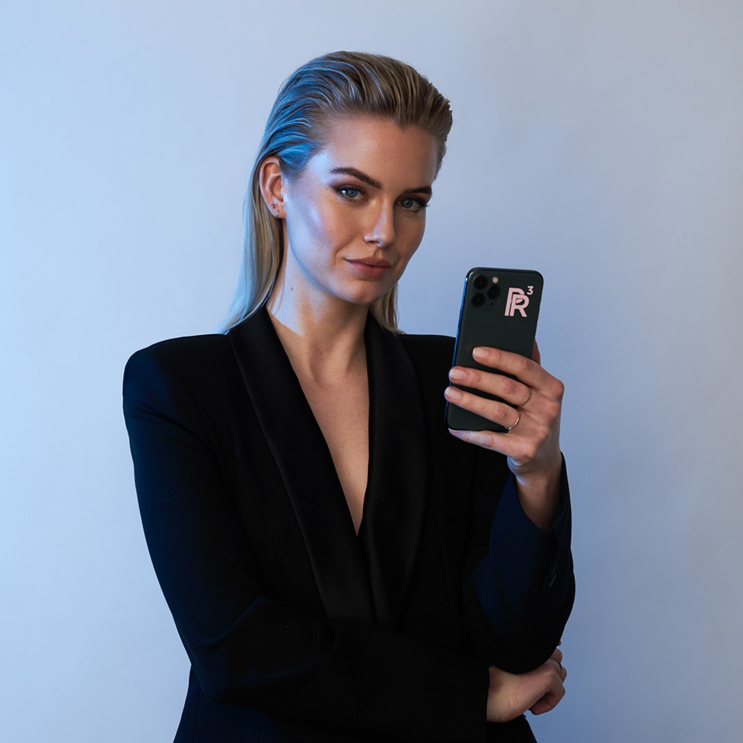 Frau mit Handy mit Logo ANNEMARIE BÖRLIND.