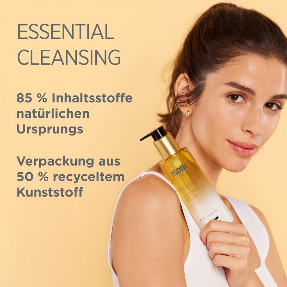 Frau hält ISDINCEUTICS Essential Cleansing Öl. Flasche mit goldener Pumpe. Text: Essential Cleansing. Gelber Hintergrund.