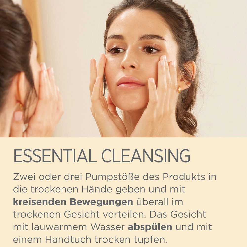 Frau im Badezimmer. Text: Essential Cleansing. Anweisungen zur Anwendung des Produkts. Spiegel im Hintergrund.