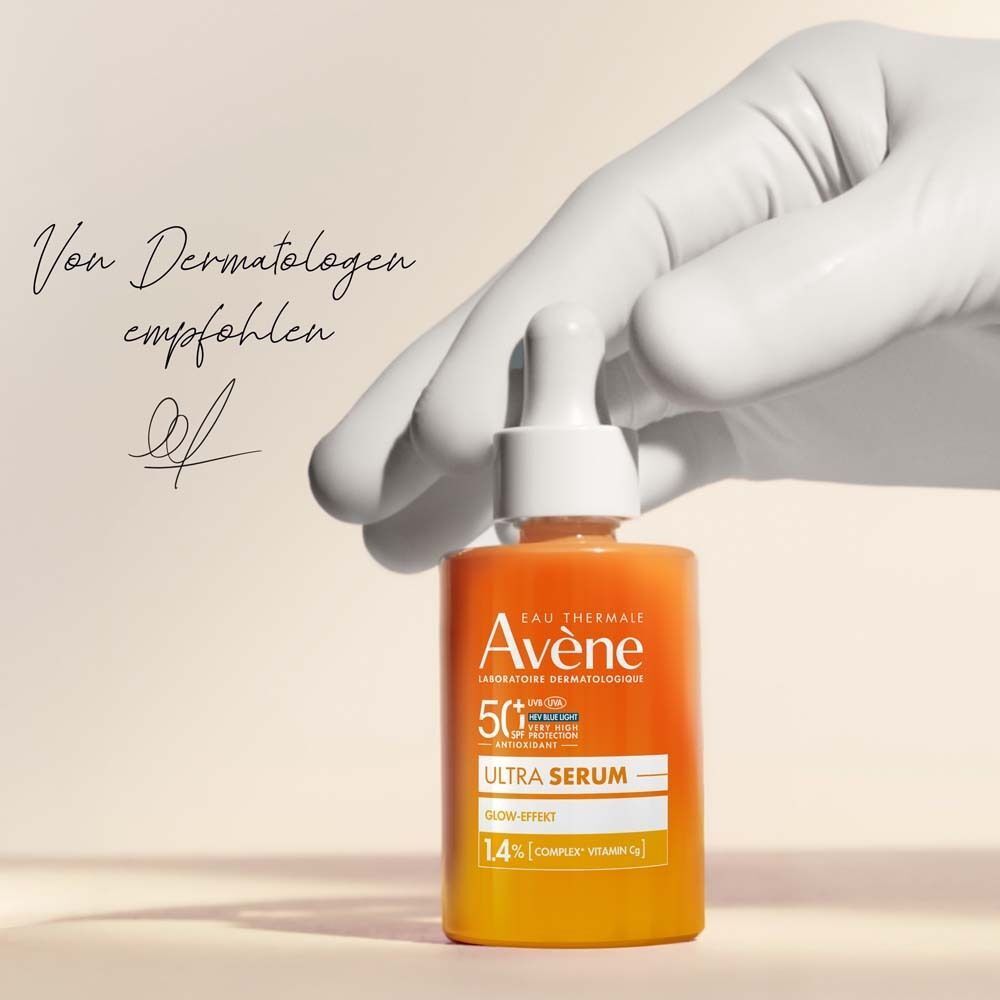 Hand hält Flasche. Text: Von Dermatologen empfohlen. Avène Ultra Serum, 50+ LSF.
