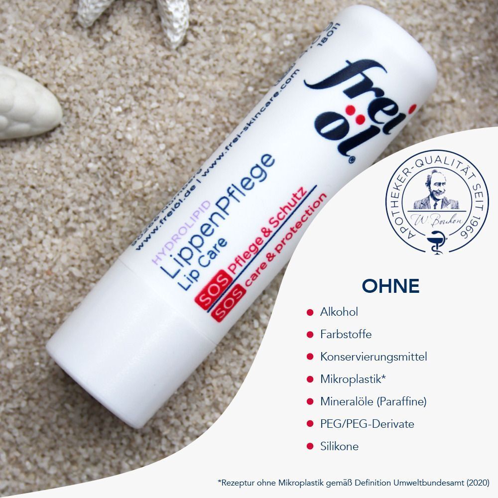 Weißer Lippenpflegestift auf Sand. Aufschrift: frei öl® HYDROLIPID LippenPflege SOS Pflege & Schutz. Logo: Apotheker-Qualität. Aufschrift: OHNE.