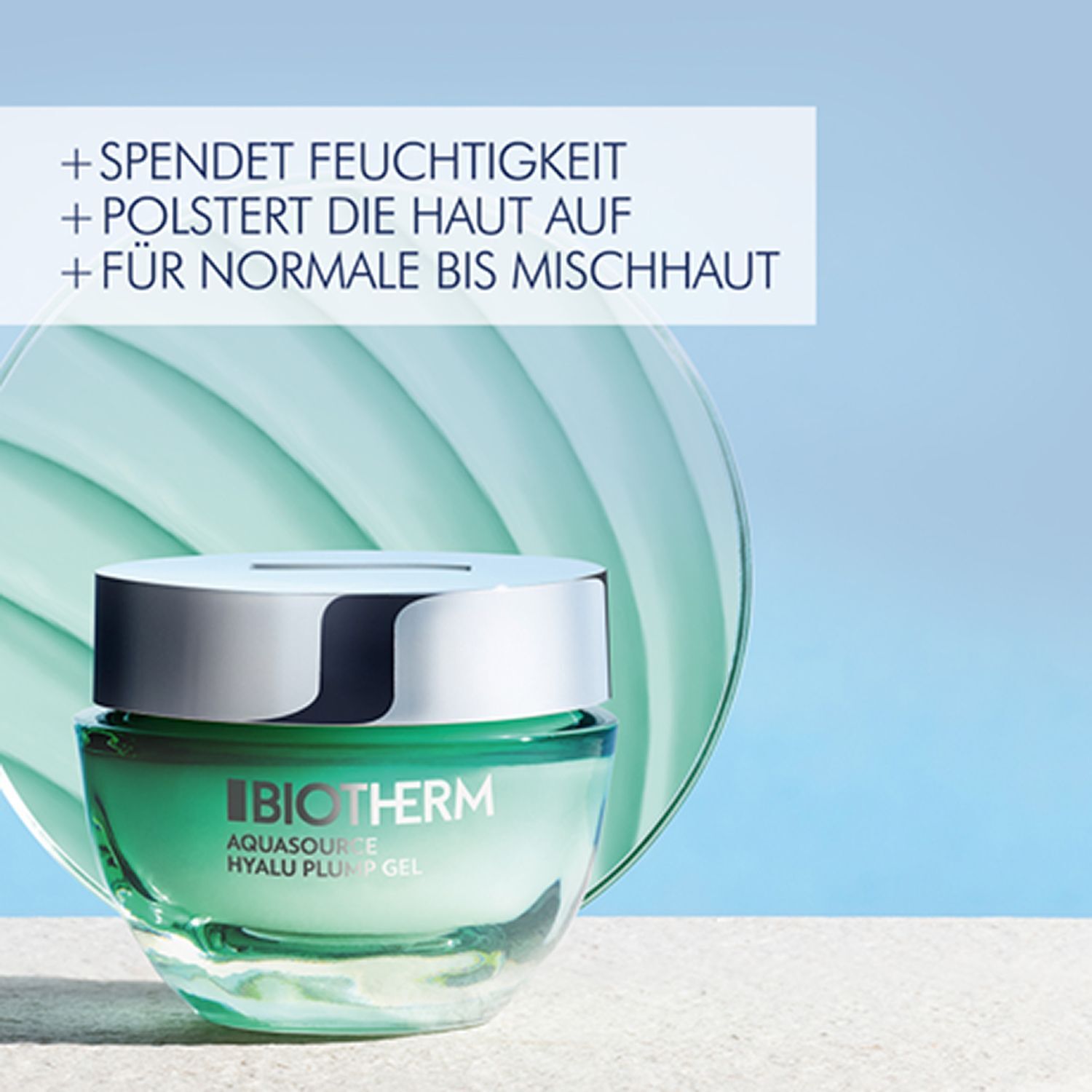 BIOTHERM Aquasource Hyalu Plump Gel in einem türkisfarbenen Glas mit silbernem Deckel. Hintergrund: hellblauer Farbverlauf und eine transparente, runde Form.