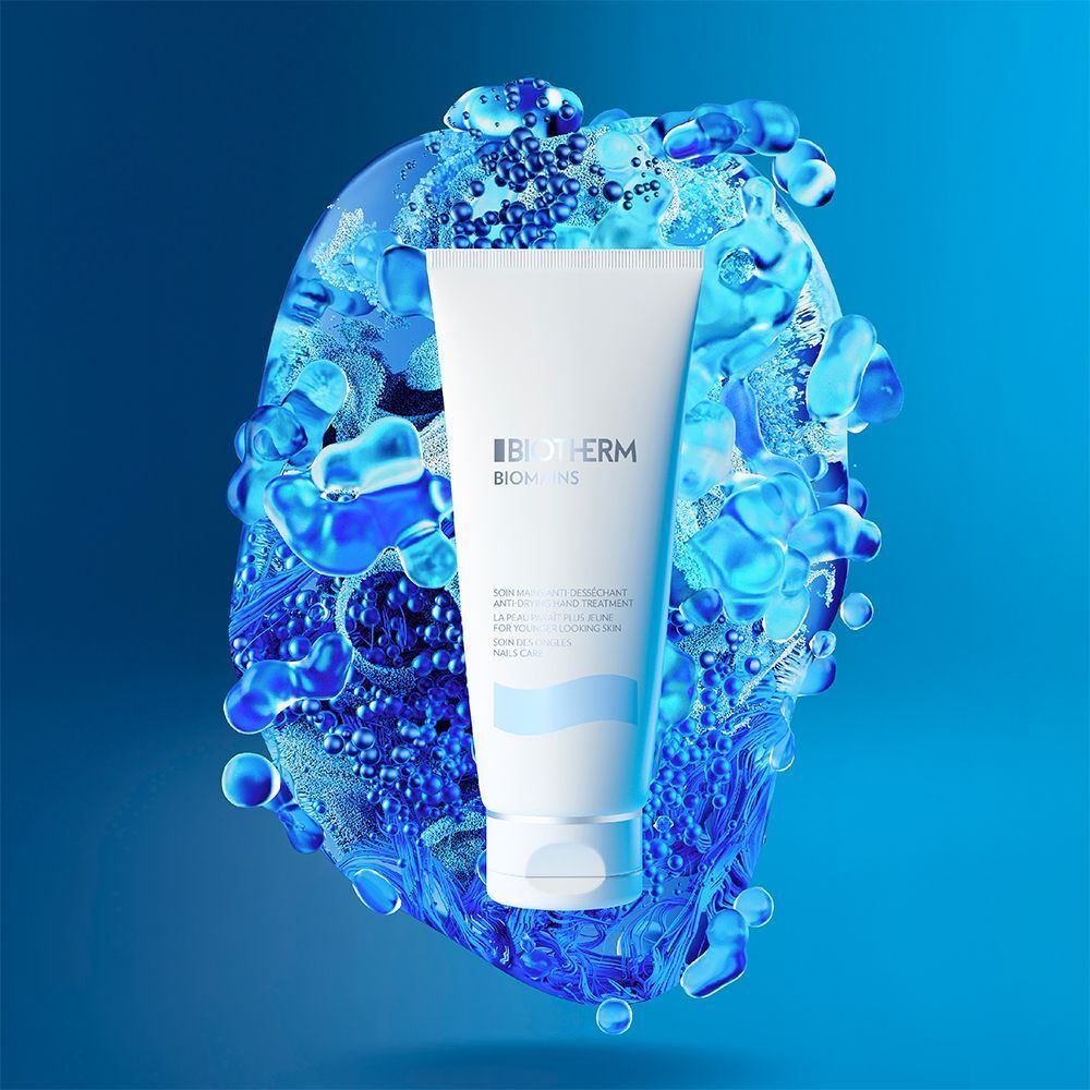 Weiße Tube BIOTHERM Biomains Handcreme, umgeben von blauen Wasserblasen. Aufschrift: Anti-Desséchant Hand Treatment, für jünger aussehende Haut.