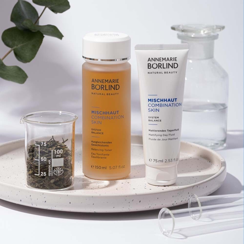 ANNEMARIE BÖRLIND Ausgleichendes Gesichtstonic (150 ml) und Mattierendes Tagesfluid (75 ml) mit Becherglas und Infusion.