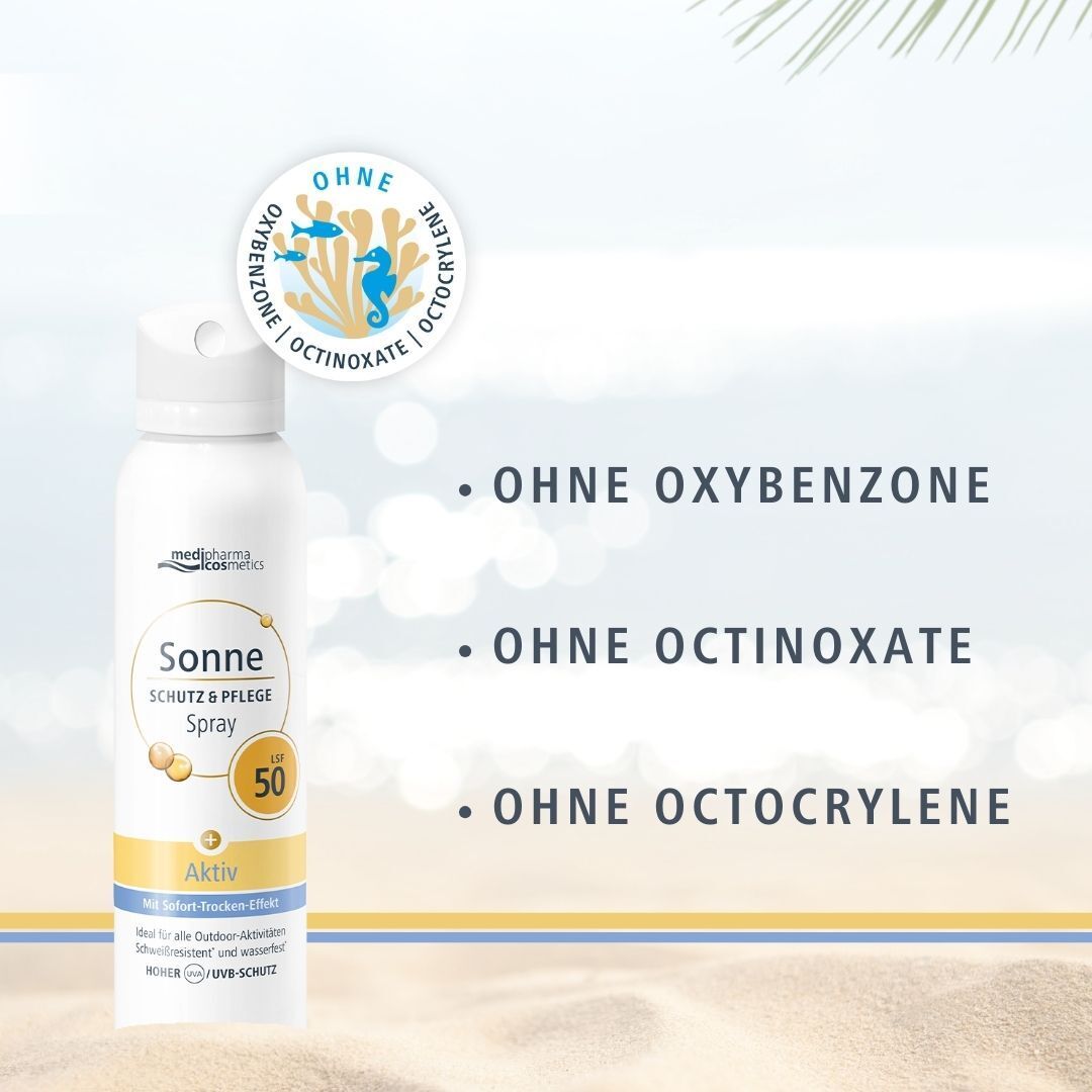 Weißes Aerosolspray mit gelben und blauen Akzenten. Aufschrift: Sonne Schutz & Pflege Spray LSF 50. Ohne Oxybenzone, Octinoxate, Octocrylene.