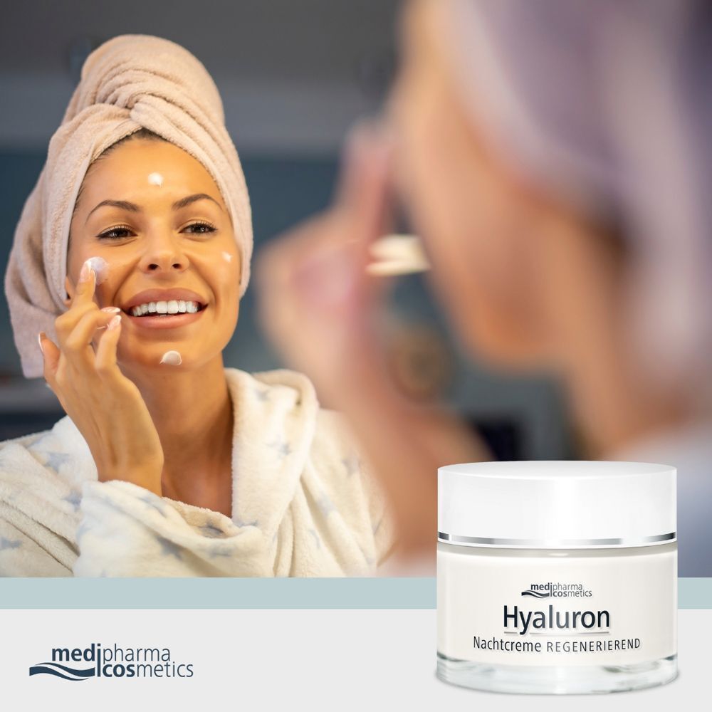 Frau trägt Creme auf. Im Hintergrund Spiegel. Rechts: Tiegel Nachtcreme. Aufschrift: Hyaluron Nachtcreme Regenerierend. Marke: medipharma cosmetics.