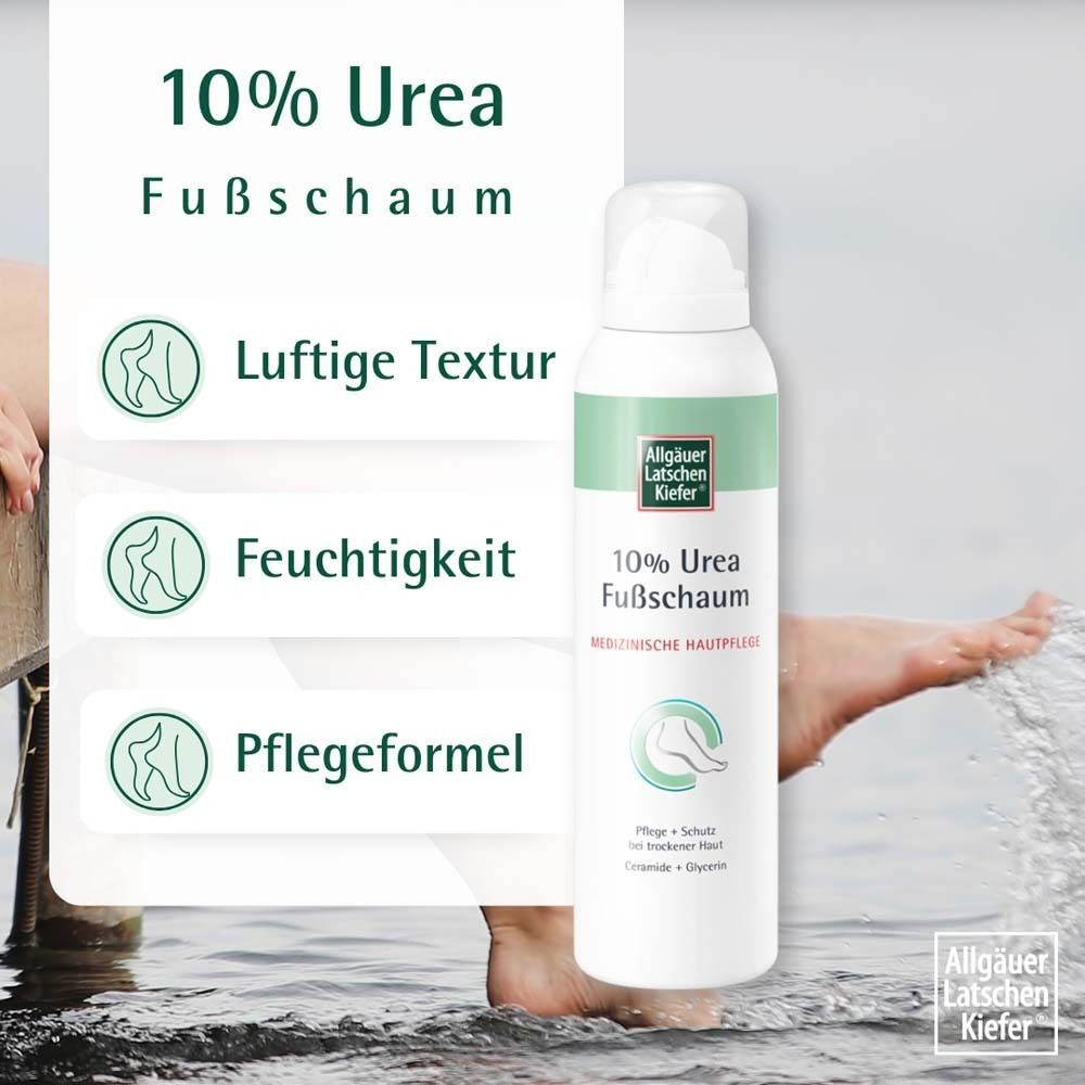 Weiße Sprühflasche mit grünem Etikett. Aufschrift: 10% Urea Fußschaum. Medizinische Hautpflege. Marke: Allgäuer Latschenkiefer. Hintergrund: Wasser und Bein.