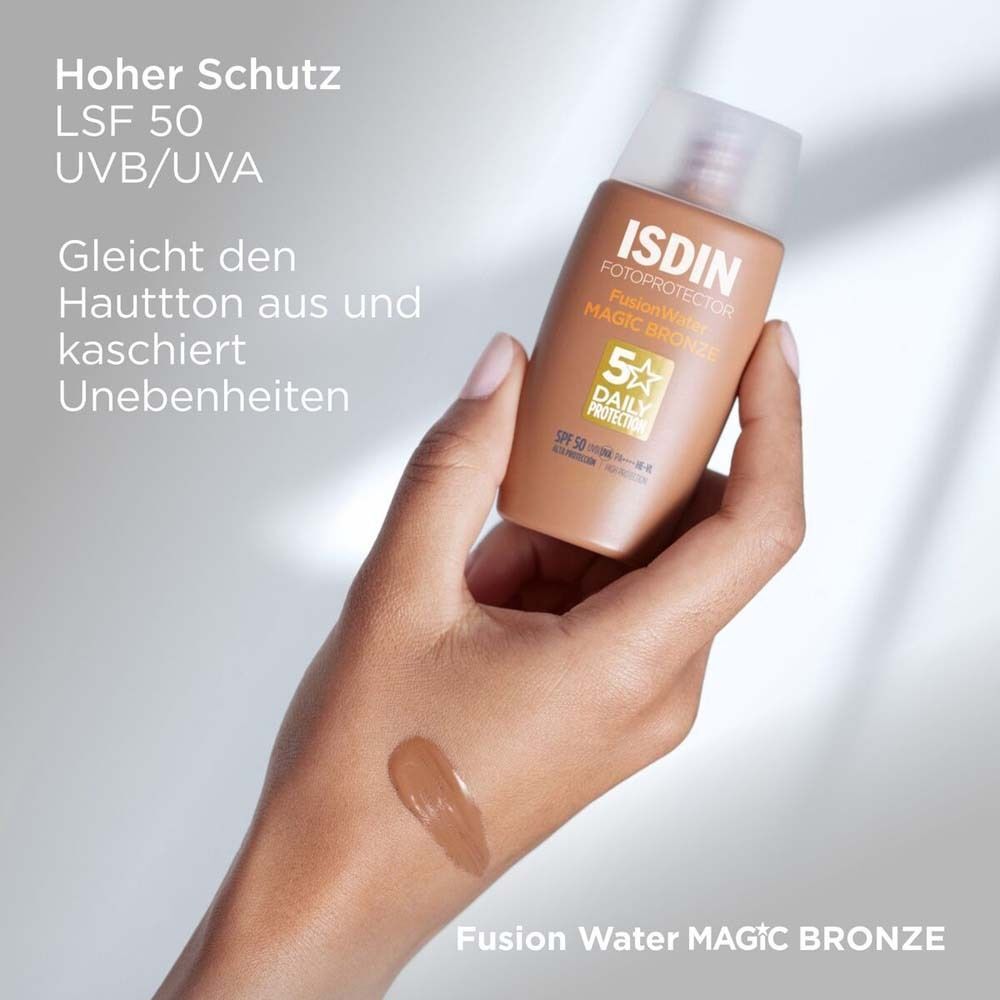 Hand mit ISDIN Fusion Water Magic Bronze und Produktprobe. Text: Hoher Schutz LSF 50 UVB/UVA.