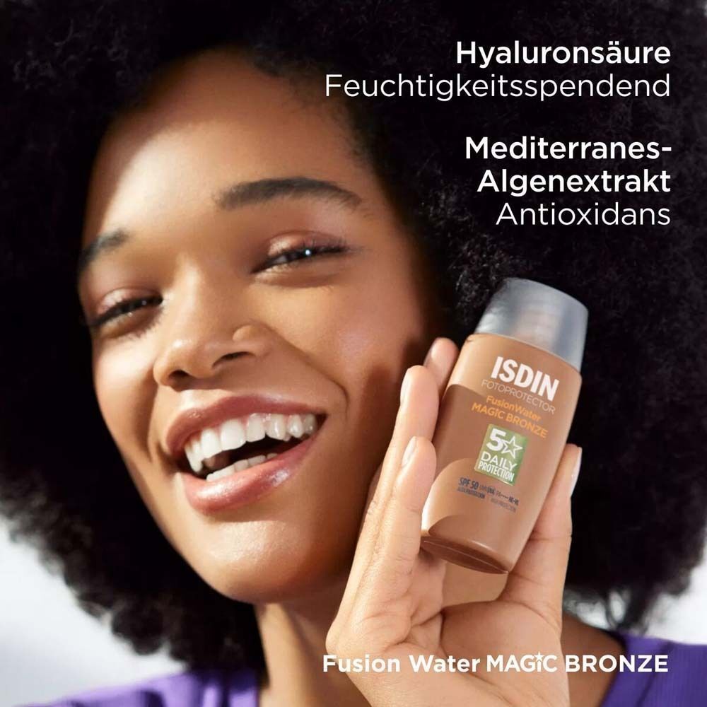 Frau hält ISDIN Fusion Water Magic Bronze. Text: Hyaluronsäure, mediterraner Algenextrakt.