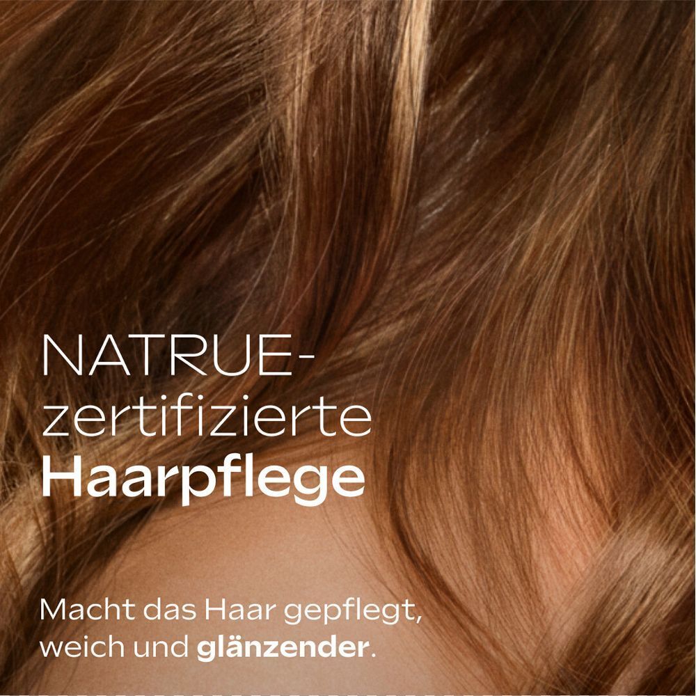 Nahaufnahme von glänzendem Haar. Text: NATRUE-zertifizierte Haarpflege. Macht das Haar gepflegt, weich und glänzender.