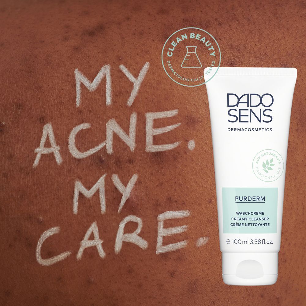 Eine Tube DADO SENS PurDerm Waschcreme neben der Aufschrift 'MY ACNE. MY CARE.'