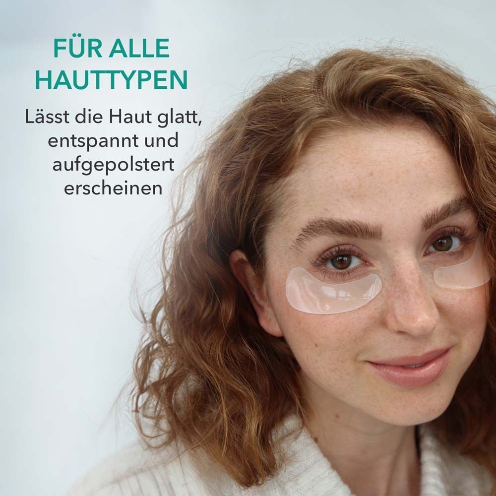 Frau mit Augen-Pads. Text: Für alle Hauttypen. Lässt die Haut glatt, entspannt und aufgepolstert erscheinen.