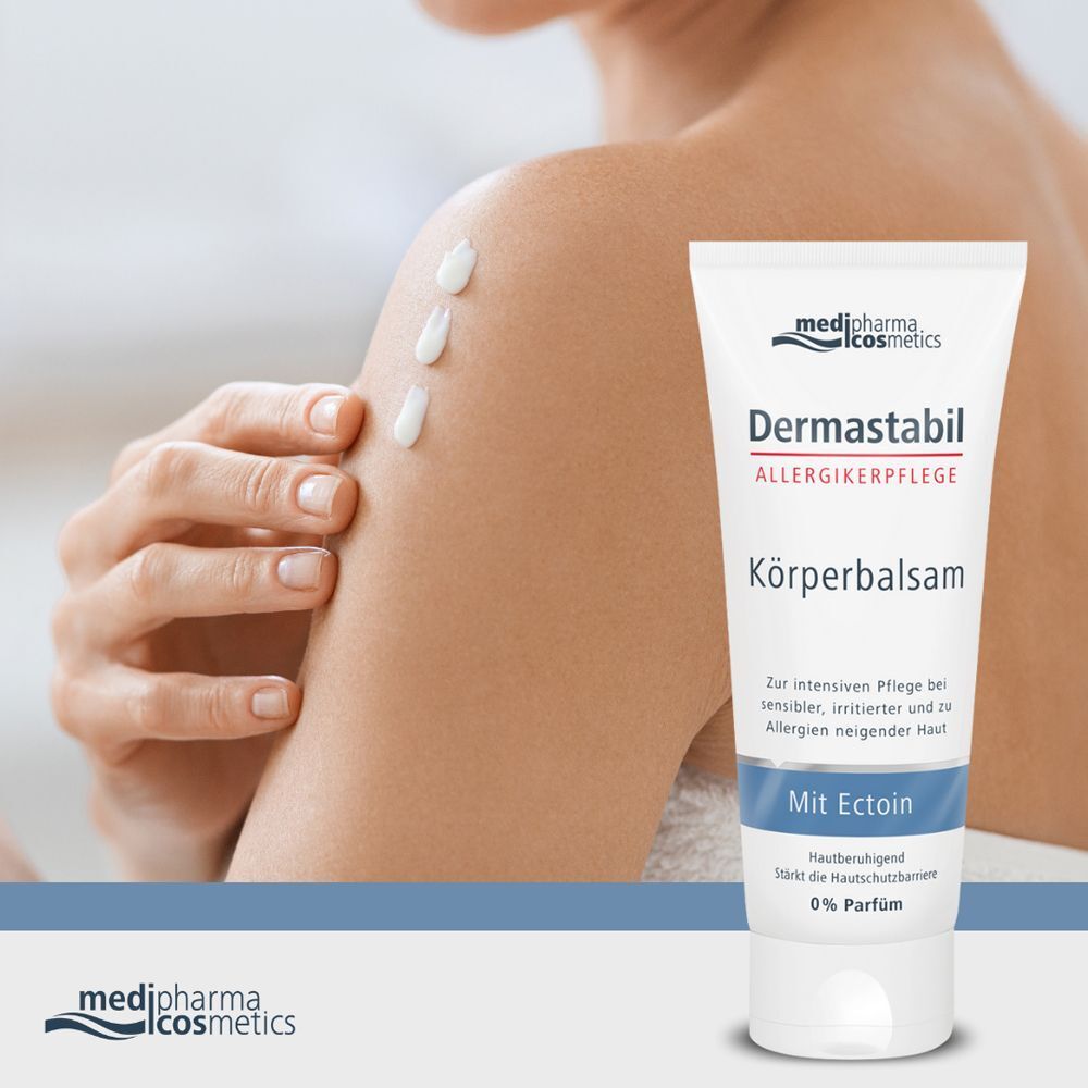 Eine Person trägt Dermastabil Körperbalsam auf die Schulter auf. Aufschrift: Allergikerpflege, Mit Ectoin, 0% Parfum.