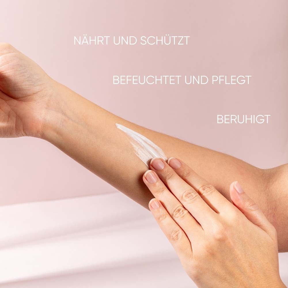 Arm mit aufgetragener Creme. Text: Nährt und schützt, befeuchtet und pflegt, beruhigt.