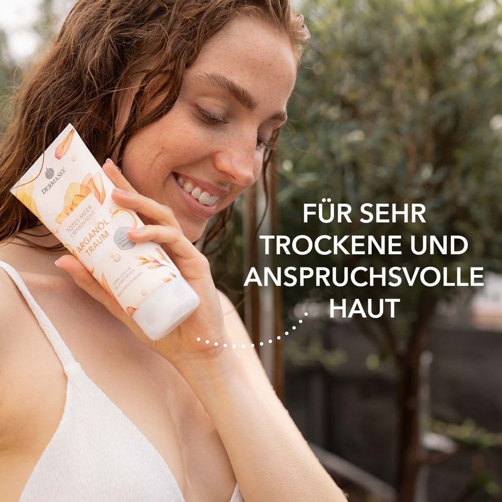 Frau hält Tube Creme-Dusche. Aufschrift: ARGANÖL TRAUM. Text: FÜR SEHR TROCKENE UND ANSPRUCHSVOLLE HAUT.
