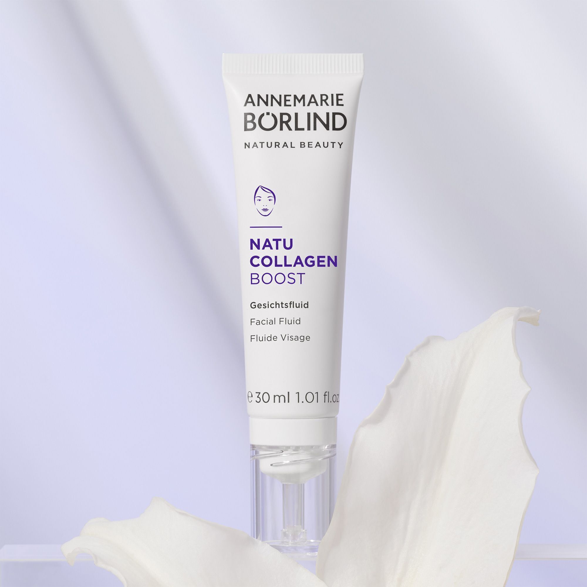 Eine Tube ANNEMARIE BÖRLIND NATU COLLAGEN BOOST Gesichtsfluid, 30 ml, mit Texturprobe.