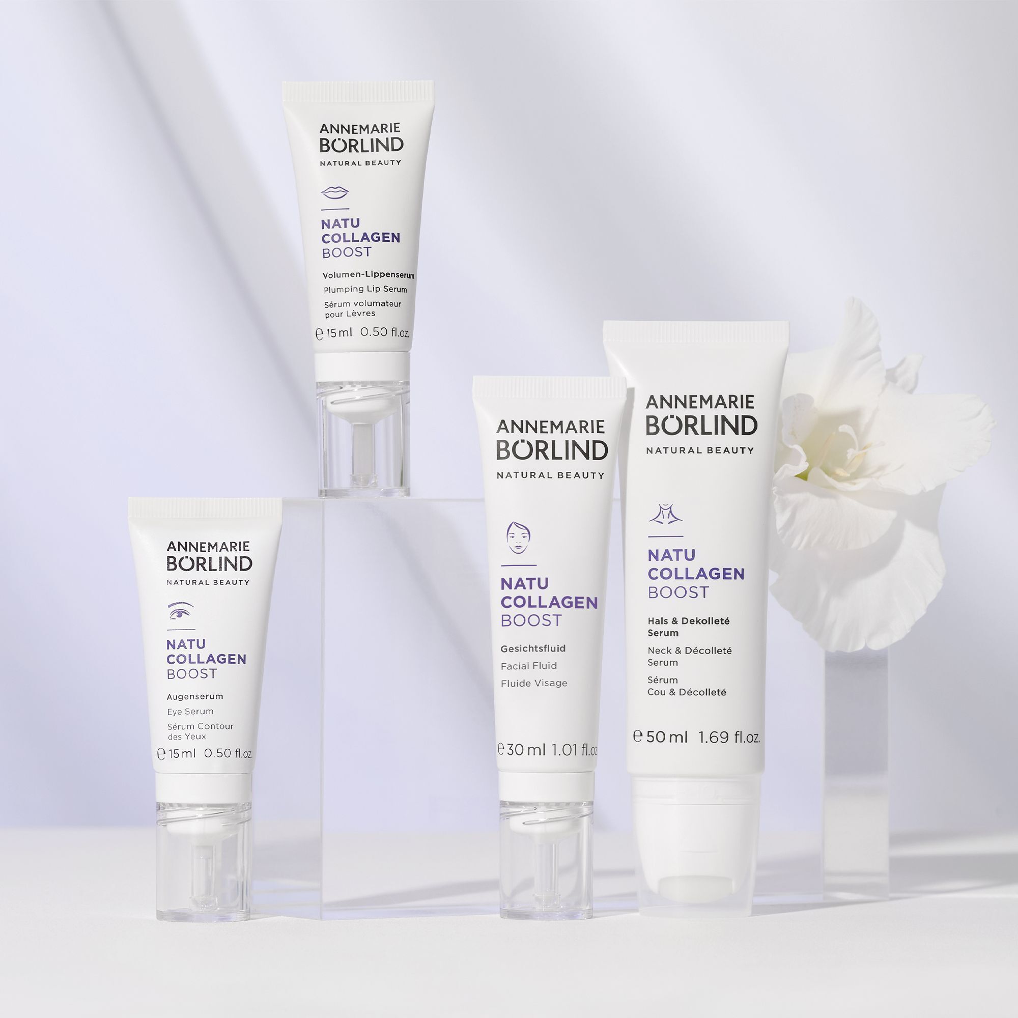 Fünf Produkte der ANNEMARIE BÖRLIND NATU COLLAGEN BOOST Serie, darunter Gesichtsfluid.