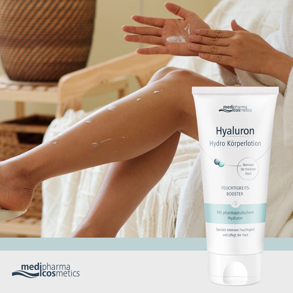 Person trägt Lotion auf Bein auf. Neben ihr steht eine Tube HYALURON HYDRO KÖRPERLOTION. Marke: medipharma cosmetics. Text: Hyaluron Hydro Körperlotion.